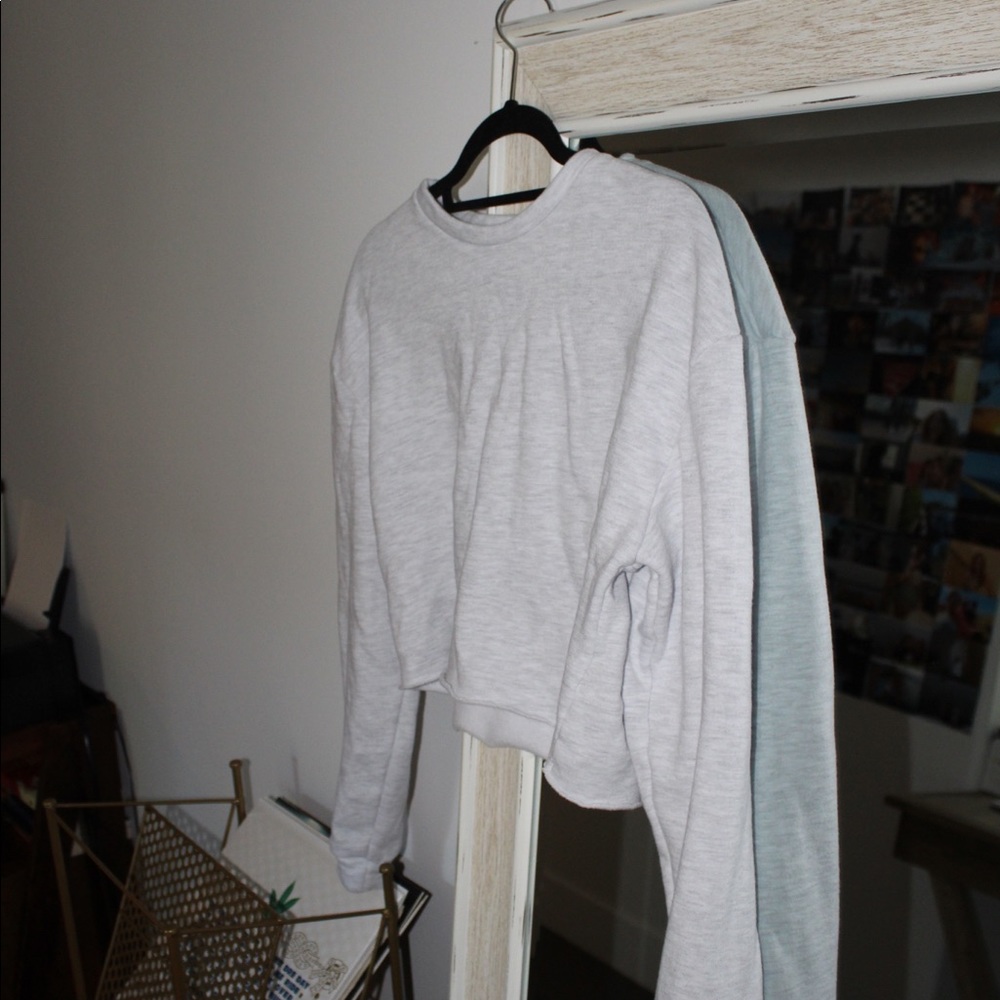 Cropped Light Gray/White Sweater